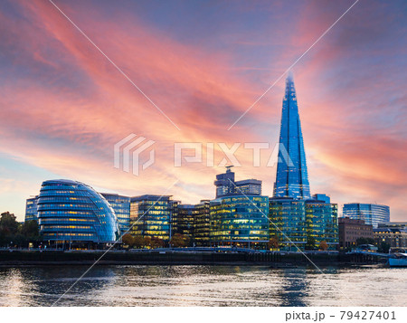 ロンドン ザ・シャードとテムズ川沿いの町並み 夕景 ロンドン ザ・シャードとテムズ川沿いの町並み 夕景 79427401