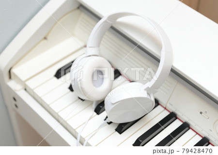 電子ピアノとヘッドフォン 79428470