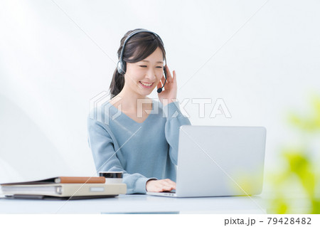 テレオペ 女性 1人 白背景 テレオペ 女性 1人 白背景 79428482