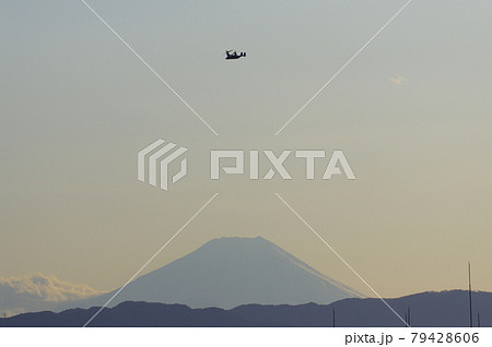 夕暮れの富士山と飛行するオスプレイ 夕暮れの富士山と飛行するオスプレイ 79428606