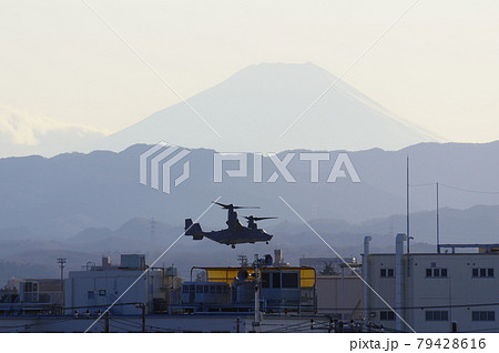 夕暮れの富士山と飛行するオスプレイ 夕暮れの富士山と飛行するオスプレイ 79428616