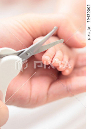 新生児の足の爪切りをするママ 79429006