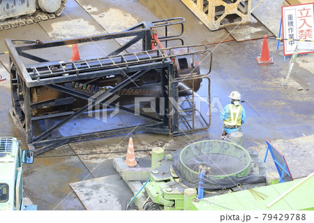 建築現場 基礎工事 バケットとバケットスタンド   建築現場 基礎工事 バケットとバケットスタンド   79429788