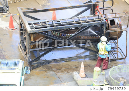 建築現場 基礎工事 バケットとバケットスタンド 建築現場 基礎工事 バケットとバケットスタンド 79429789