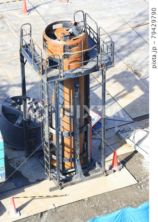 建築現場　基礎工事　バケットとバケットスタンド　　 79429790