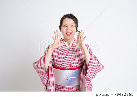 小紋を着て叫んでいる若い日本人女性 小紋を着て叫んでいる若い日本人女性 79432269