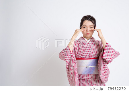 小紋を着てカメラ目線で悲しんでいる若い日本人女性 79432270