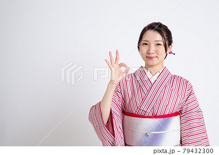 小紋を着てオーケーサインをしている若い日本人女性 小紋を着てオーケーサインをしている若い日本人女性 79432300