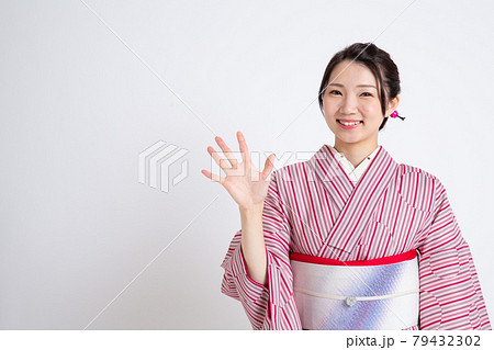 小紋を着て指を5本立てている若い日本人女性 79432302
