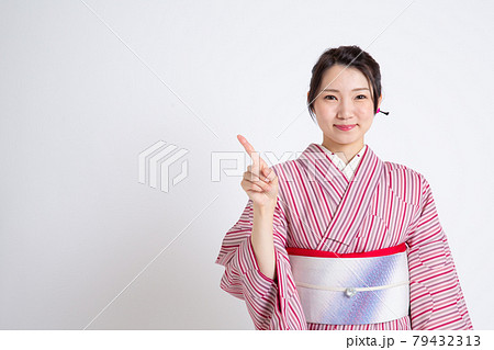 小紋を着て指を1本立てている若い日本人女性 79432313