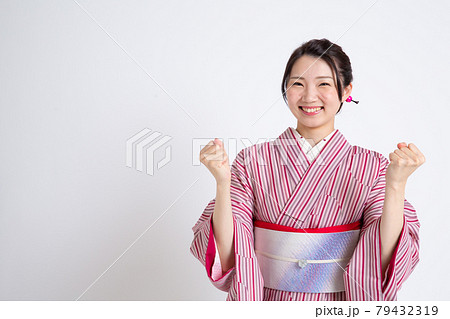小紋を着てガッツポーズをしている若い日本人女性 79432319