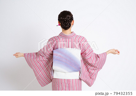 小紋を着て両手を広げている若い日本人女性 小紋を着て両手を広げている若い日本人女性 79432355