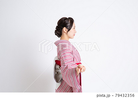 小紋を着て両手を広げている若い日本人女性 79432356