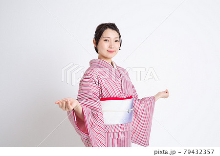 小紋を着て両手を広げている若い日本人女性 小紋を着て両手を広げている若い日本人女性 79432357