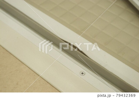 浴室ドアのゴムパッキンが犬にかじられて歪んだ 79432369