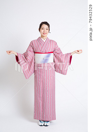 小紋を着て両手を広げている若い日本人女性 79432529