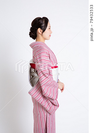 小紋を着ている若い日本人女性 小紋を着ている若い日本人女性 79432533