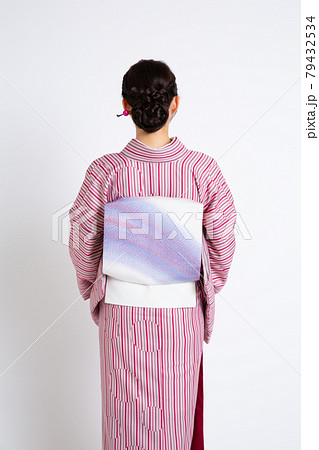 小紋を着ている若い日本人女性 小紋を着ている若い日本人女性 79432534