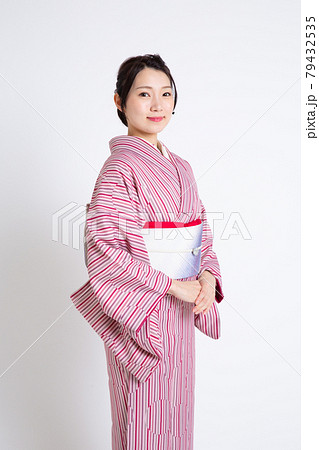 小紋を着ている若い日本人女性 小紋を着ている若い日本人女性 79432535