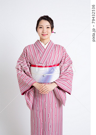 小紋を着ている若い日本人女性 小紋を着ている若い日本人女性 79432536