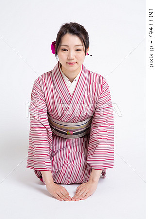 小紋を着て手を前に添えている若い日本人女性 小紋を着て手を前に添えている若い日本人女性 79433091
