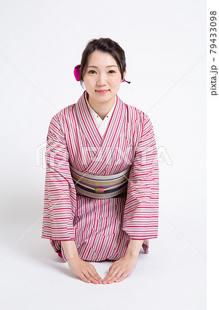 小紋を着て手を前に添えている若い日本人女性 小紋を着て手を前に添えている若い日本人女性 79433098