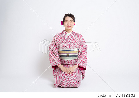 小紋を着て正座をしている若い日本人女性 小紋を着て正座をしている若い日本人女性 79433103