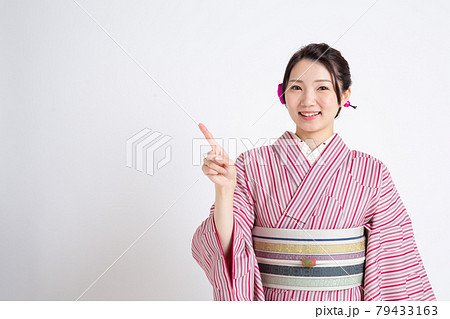 小紋を着て指を1本立てている若い日本人女性 小紋を着て指を1本立てている若い日本人女性 79433163