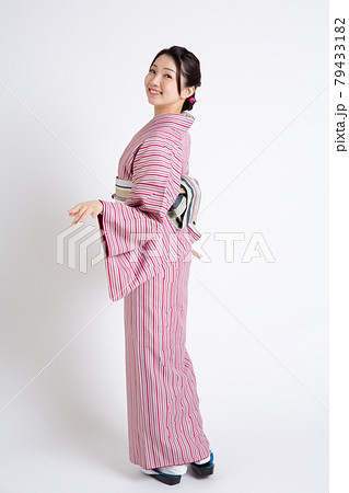 小紋を着てポージングをしている若い日本人女性 小紋を着てポージングをしている若い日本人女性 79433182