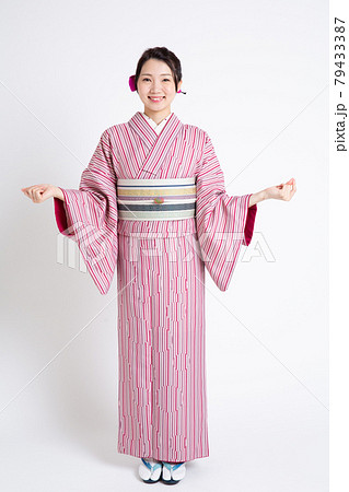 小紋を着て両手を広げている若い日本人女性 79433387