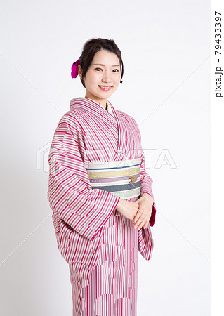小紋を着ている若い日本人女性 小紋を着ている若い日本人女性 79433397