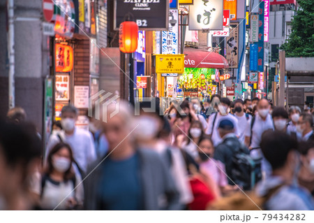 日本の東京都市景観 7月…変異株感染爆発…東京593人と脅威の数字再び。歌舞伎町一番街前は…＝6日 79434282