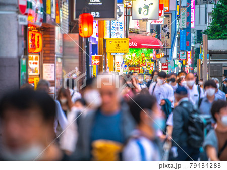 日本の東京都市景観 7月…変異株感染爆発…東京593人と脅威の数字再び。歌舞伎町一番街前は…＝6日 79434283