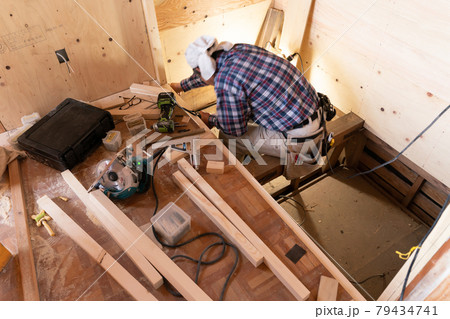 住宅リフォーム　建築現場　イメージ 79434741