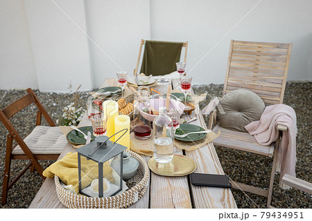 Beautifully decorated roof terrace with a dining table 79434951