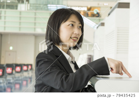 顧客カウンターで会話する女性 顧客カウンターで会話する女性 79435425