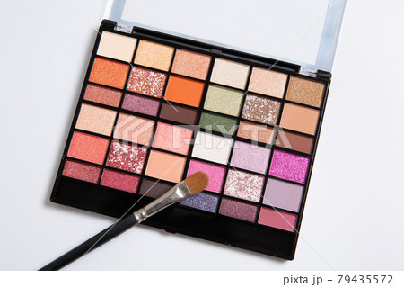 アイシャドウパレットとアイシャドウブラシ 79435572