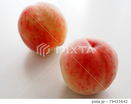 テーブルに並んだ白桃 79435642