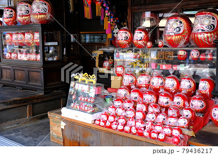 東京都足立区　西新井大師近くのだるま店 79436217