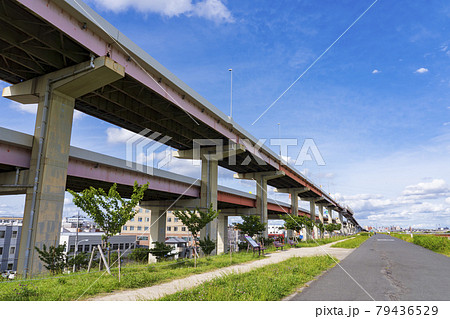 【東京都】都市風景 荒川土手と首都高速道路中央環状線 79436529