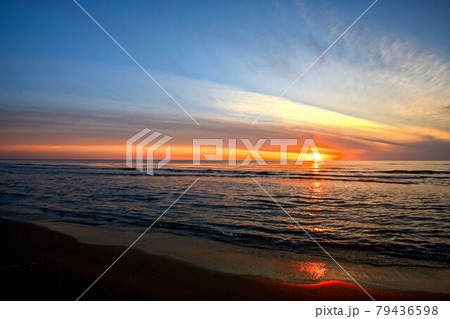 夕景の能登の海岸 79436598