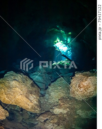 天井の穴から太陽光が射す水中洞窟(セノーテ) (プラヤ・デル・カルメン、メキシコ) 天井の穴から太陽光が射す水中洞窟(セノーテ) (プラヤ・デル・カルメン、メキシコ) 79437122