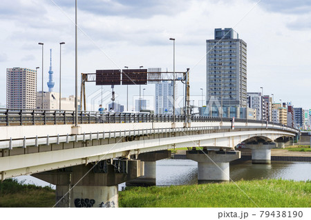 【東京都】都市風景 荒川河川敷と千住新橋 79438190