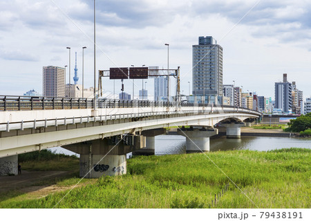 【東京都】都市風景 荒川河川敷と千住新橋 79438191