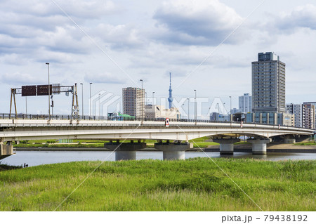 【東京都】都市風景 荒川河川敷と千住新橋 【東京都】都市風景 荒川河川敷と千住新橋 79438192