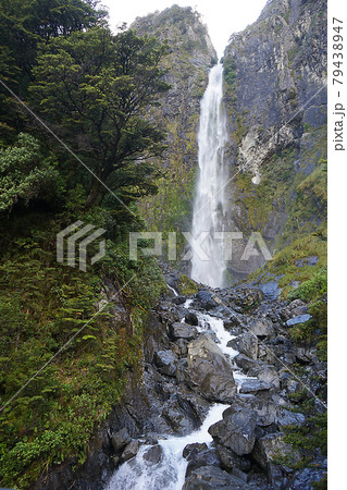 ニュージーランド　デビルズ・パンチボウル滝 79438947