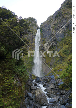 ニュージーランド　デビルズ・パンチボウル滝 79438948