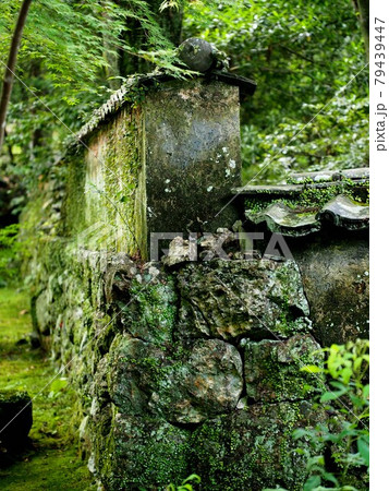 苔生した石垣と白壁と屋根瓦(五台山の竹林寺) 苔生した石垣と白壁と屋根瓦(五台山の竹林寺) 79439447