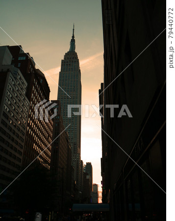 ニューヨークのビルの谷間の夕焼け 79440772
