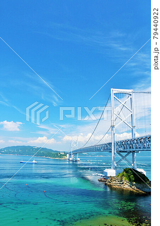 徳島県　青空の鳴門海峡大橋 79440922